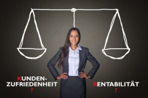 TEMA-Q GmbH_zum TQ-Magazin_Artikel Kundenzufriedenheit vs Rentabilität_Businessfrau vor einem gemalten Waage Motiv