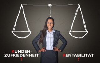 TEMA-Q GmbH_zum TQ-Magazin_Artikel Kundenzufriedenheit vs Rentabilität_Businessfrau vor einem gemalten Waage Motiv